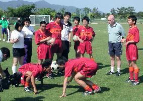 Ireland youth coach instructs Shimane soccer children